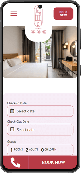 η κινητή συσκευή εμφανίζει την ιστοσελίδα του ξενοδοχείου domus ariadne