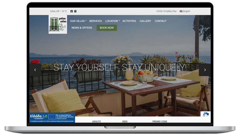 Η συσκευή φορητού υπολογιστή εμφανίζει την ιστοσελίδα του ξενοδοχείου pelion villas