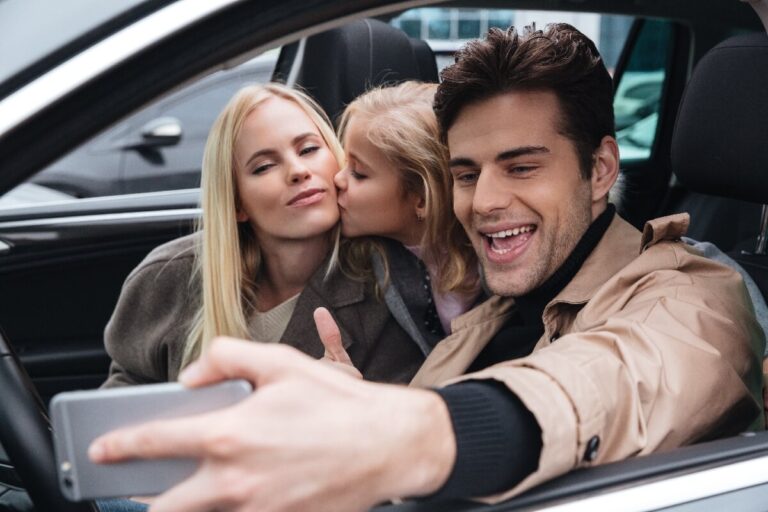 family-with-rent-car