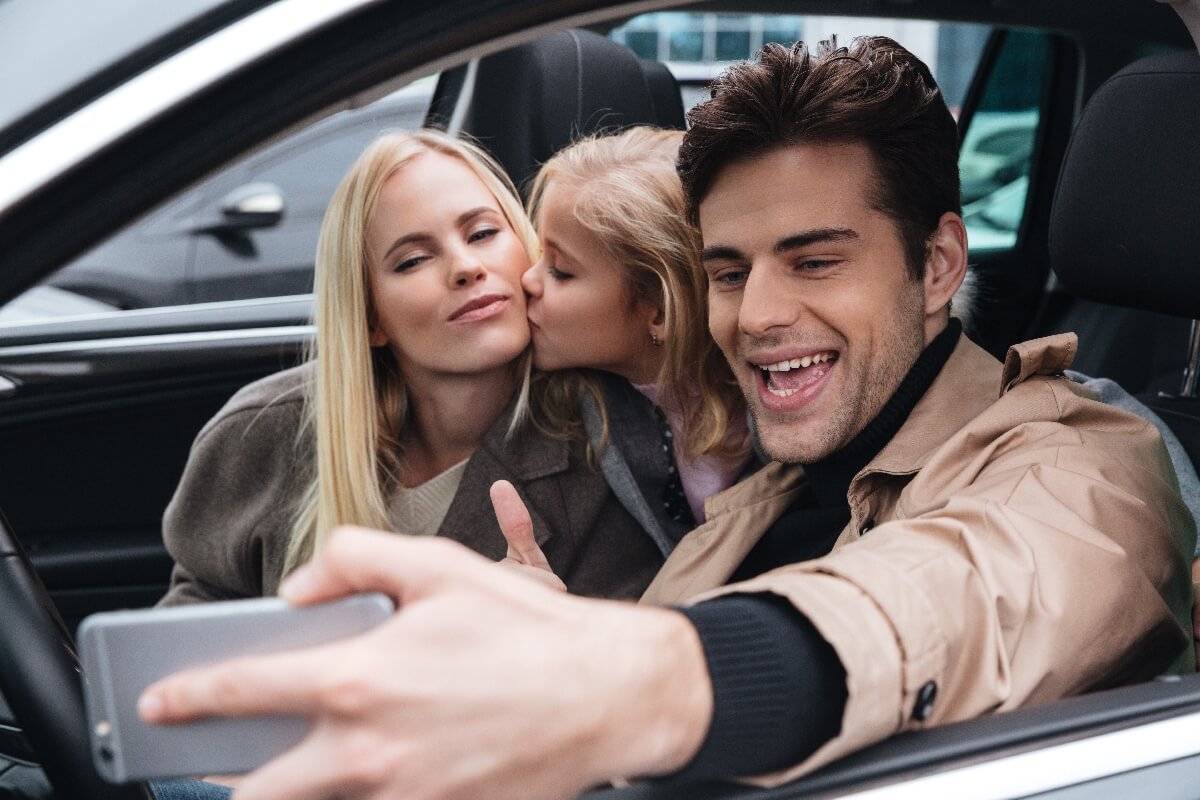 family-with-rent-car