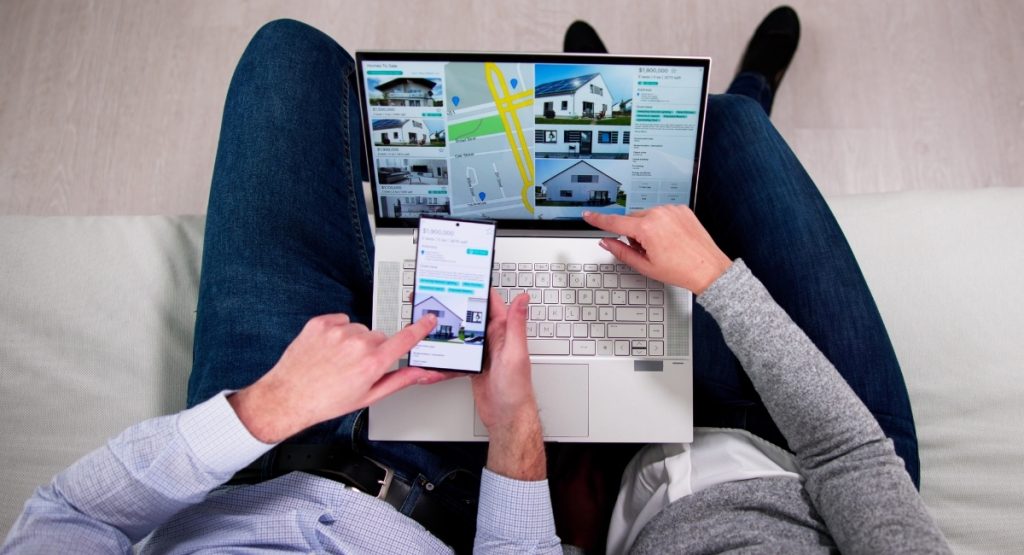 What is local SEO and why it’s a game changer for Greek businesses. The image shows 2 people do google search