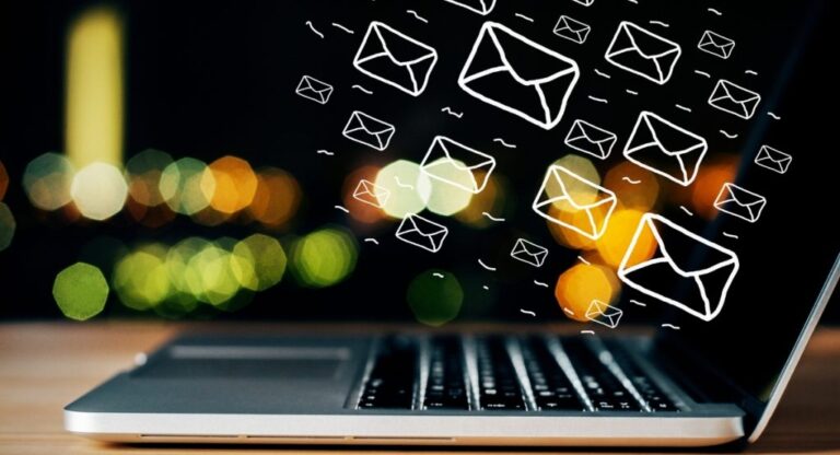 Email marketing που δεν καταλήγει στα spam. Η εικόνα δείχνει ένα laptop που γύρω του αιωρούνται emails (freepik.com)