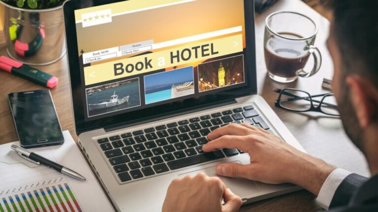 Google business profile Tips για κάθε manager ξενοδοχείου. Η εικόνα δείχνει κάποιον να κάνει κράτηση σ ένα laptop